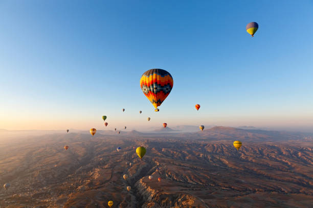 volo in mongolfiera sulle montagne - hot air balloon landscape sunrise mountain foto e immagini stock