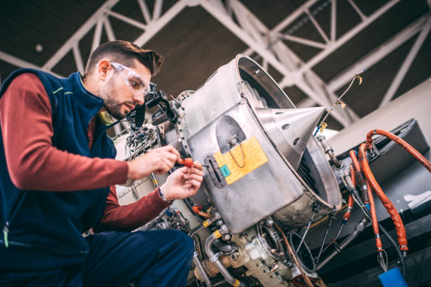 航空機整備士は格納庫のジェット エンジンに取り組んで - aerospace industry airplane jet engine repairing ストックフォトと画像