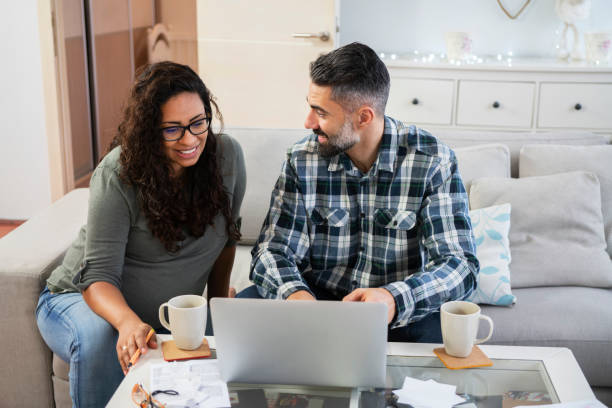 istock Managing pregnancy and their monthly bills 1095920842