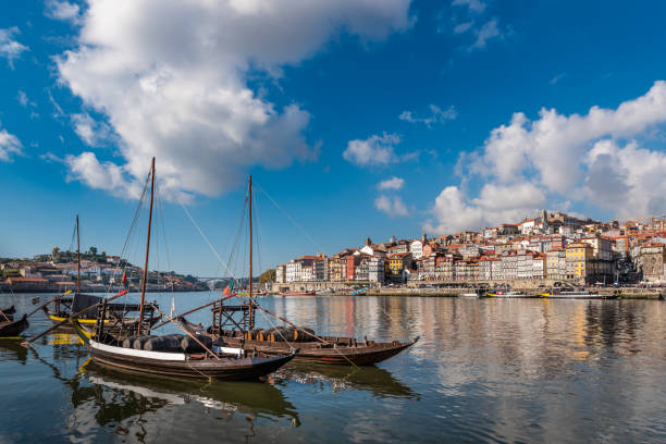 istock Porto boat with wine barrels 1095942334