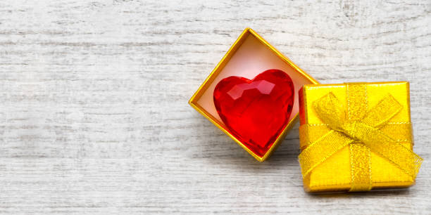 istock Surprise love box on Valentine's Day 1095942404