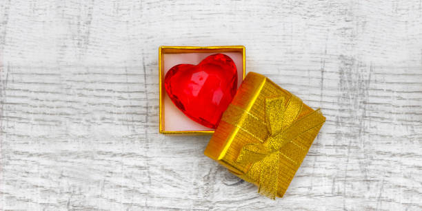 istock Surprise love box on Valentine's Day 1095942520
