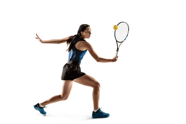 portrait de toute la longueur de la jeune femme jouant au tennis isolé sur fond blanc - tennis indoors sport leisure games photos et images de collection