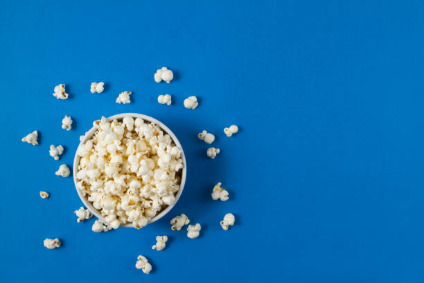 pipoca - popcorn snack bowl isolated - fotografias e filmes do acervo