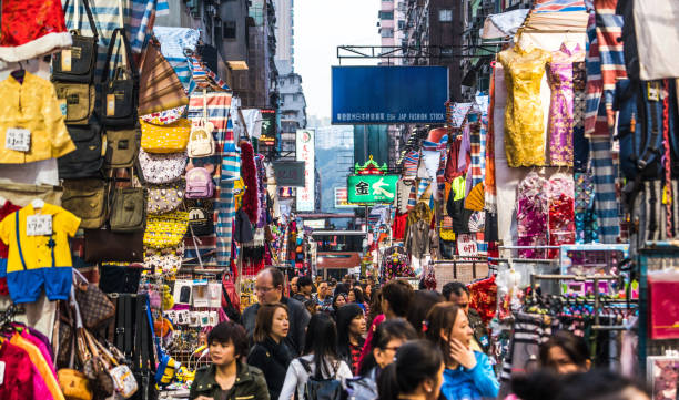 mong kok ladies' market - store market china city street stock-fotos und bilder