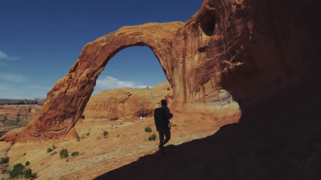 Hiking in the Colorado plateau: Corona arch near Moab