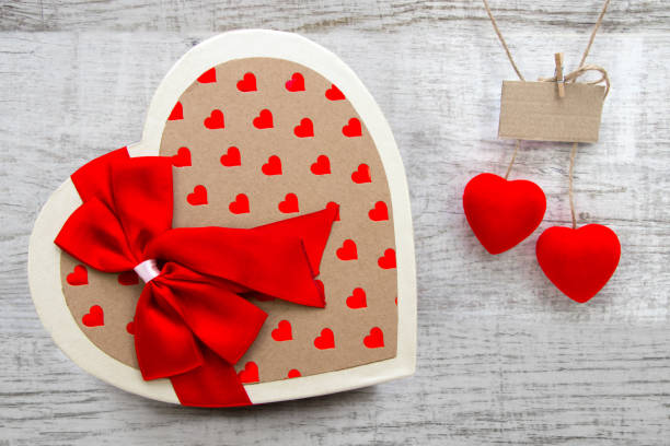 день святого валентина, сюрприз подарочная коробка с красными сердцами вишни - cherry valentine стоковые фото и изображения