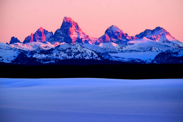 sunset light with alpen glow on tetons tetons mountains rugged - alpenglow imagens e fotografias de stock