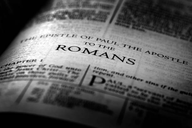 biblia nowy testament chrześcijańskie nauki ewangelii rzymian - bible book zdjęcia i obrazy z banku zdjęć