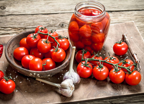 pickled tomatoes with garlic and spices. - 6646 imagens e fotografias de stock