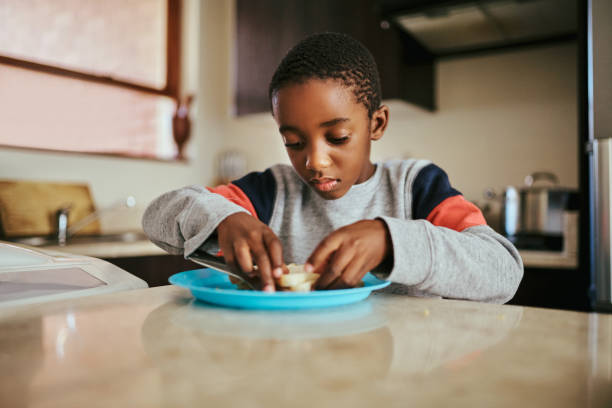 tiempo a engullir - healthy eating snack child domestic kitchen fotografías e imágenes de stock