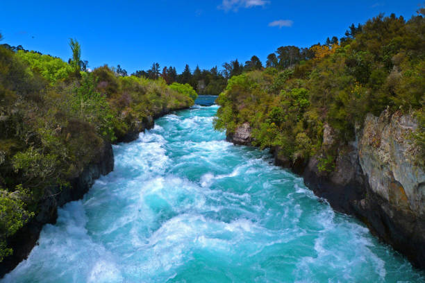 huka falls, fleuve waikato - chutes de huka photos et images de collection