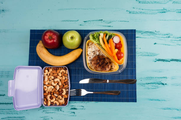 食欲をそそる食べ物とライトの木製テーブルのお弁当。 - lunch box packed lunch school lunch lunch ストックフォトと画像