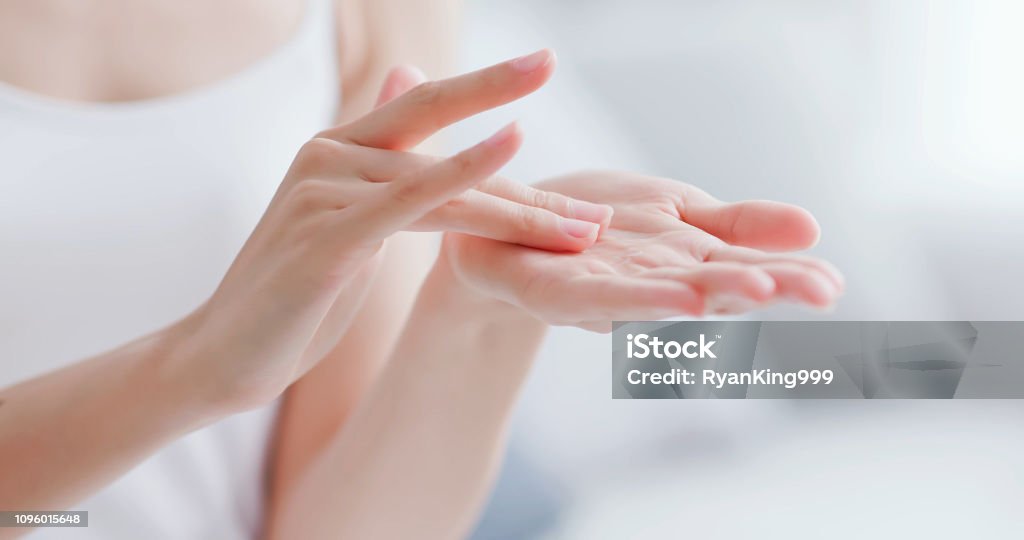 女性は手に保湿剤を適用します。 - スキンケアのロイヤリティフリーストックフォト
