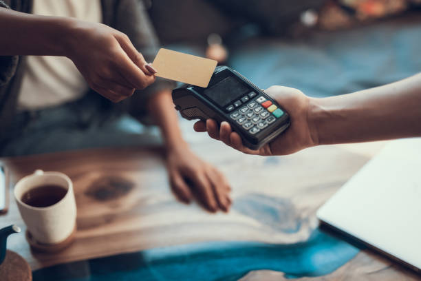 屋内でのクレジット カードで簡単にお支払いのクローズ アップ - クレジットカード ストックフォトと画像