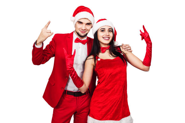 Joven Pareja Teniendo Diversión En Una Fiesta De Tema De Navidad Hombre  Joven Y Mujer En Rojo Trajes Con Sombreros De Santa Foto de stock y más  banco de imágenes de Abrazar -