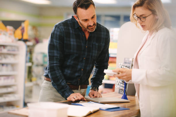 farmacéutico que medicina al cliente en farmacia - retail occupation customer advice fotografías e imágenes de stock