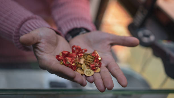 homme avec pièces d’or dans la paume - health or beauty photos photos et images de collection