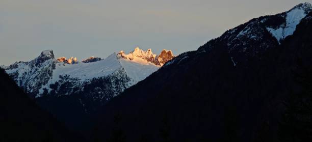 ghiaccio di fuoco a cascata settentrionale - cascade range mountain alpenglow winter foto e immagini stock