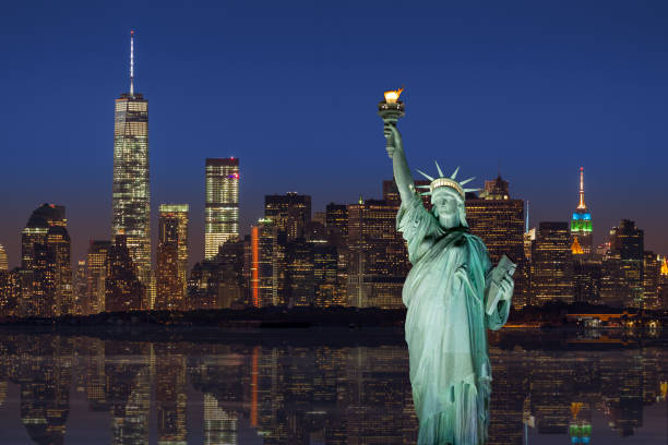 自由と夕暮れのマンハッタンの金融地区、ワールド トレード センター、エンパイアステート ビルディング、ニューヨーク、アメリカ合衆国ニューヨーク市のスカイラインの像。 - dramatic sky manhattan moody sky new york city ストックフォトと画像