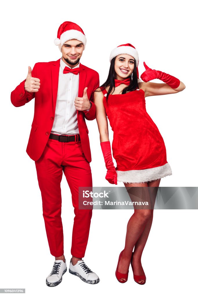 Joven Pareja Teniendo Diversión En Una Fiesta De Tema De Navidad Hombre  Joven Y Mujer En Rojo Trajes Con Sombreros De Santa Foto de stock y más  banco de imágenes de Abrazar -