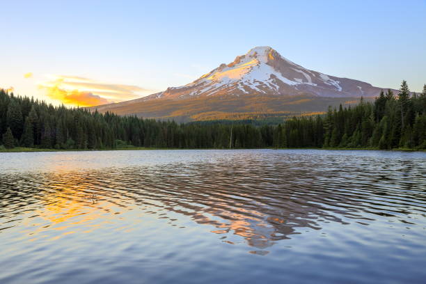 riflessione sul monte hood sul lago trillium, oregon-usa - mountain alpenglow glowing lake foto e immagini stock