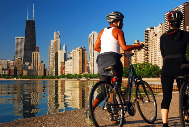 radfahrer an der seepromenade in chicago - chicago illinois lake hancock building stock-fotos und bilder