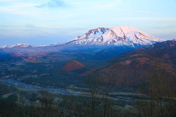 istock Mount Saint Helens at Sunset, WA-USA 1096044102
