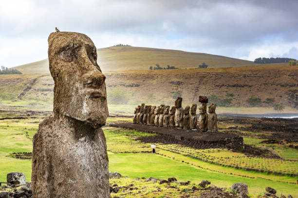 dusk at ahu tongariki - polynesia moai statue island chile imagens e fotografias de stock