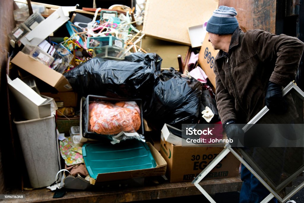 Workman chargement indésirable en benne - Photo de Déchets libre de droits Workman chargement indésirable en benne - Photo de Déchets libre de droits