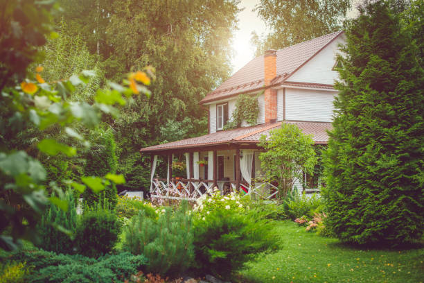 country house with green back yard in sunny summer day - red cottage small house imagens e fotografias de stock