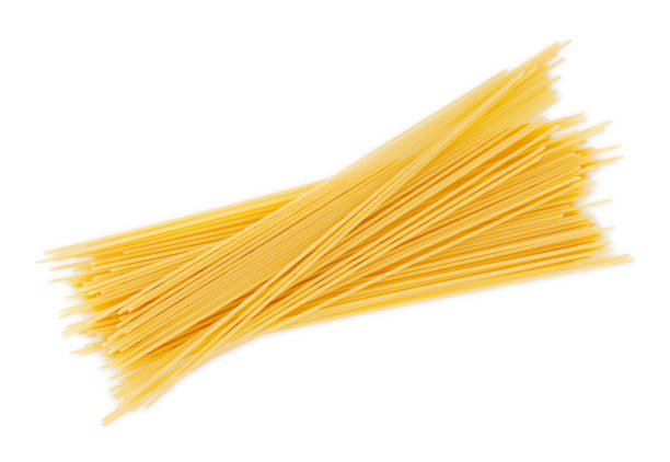 trockene spaghetti pasta (mit pfad) - spaghetti stock-fotos und bilder