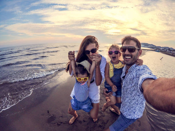 figlarne rodzinne selfie z aparatem szerokokątnym - fun mother sunglasses family zdjęcia i obrazy z banku zdjęć