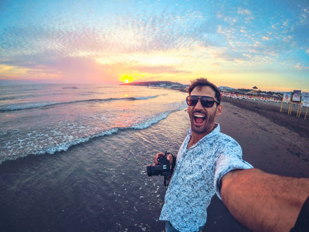 여행자는 큰 비치 울 친에 selfie 초상화를 걸립니다. - australia photographing camera beach 뉴스 사진 이미지