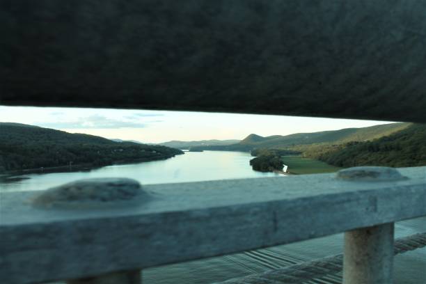 vista del río hudson a través de la barandilla del puente de la montaña de oso - bear mountain bridge fotografías e imágenes de stock