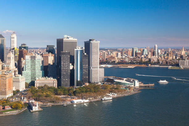 parque de la batería en el fondo de la bahía de hudson.  centro de la ciudad de nueva york ciudad de nueva york en estados unidos. - lower manhattan skyline new york city city fotografías e imágenes de stock