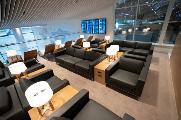 leere business-lounge am flughafen - abflugbereich stock-fotos und bilder