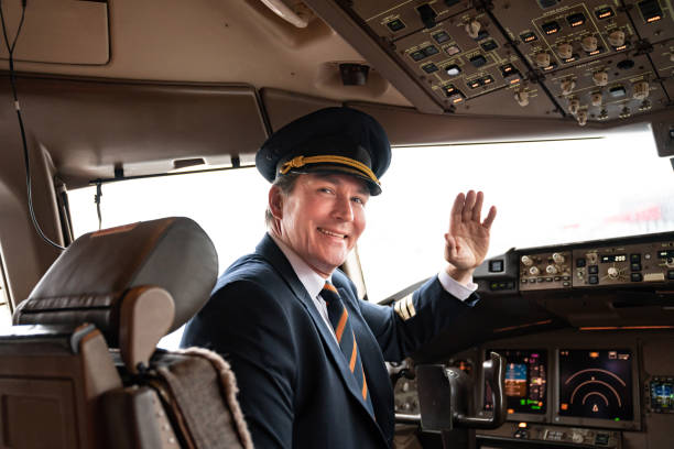 ritratto di un pilota felice nella cabina di pilotaggio degli aerei - airplane cockpit taking off pilot foto e immagini stock
