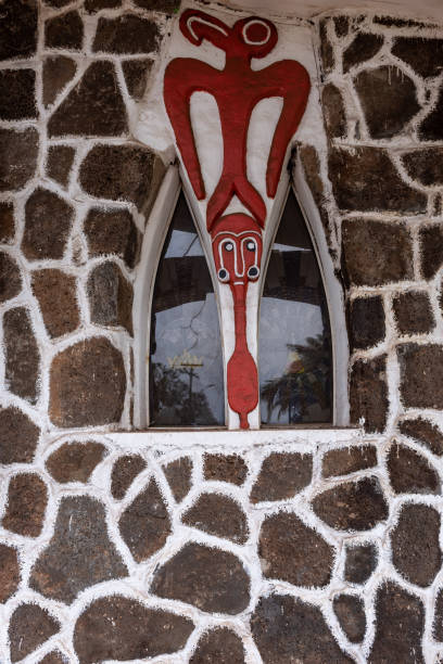 totem na parede e janela da igreja (parroquia de la santa cruz) na ilha de páscoa, chile. - parroquia de santa cruz - fotografias e filmes do acervo