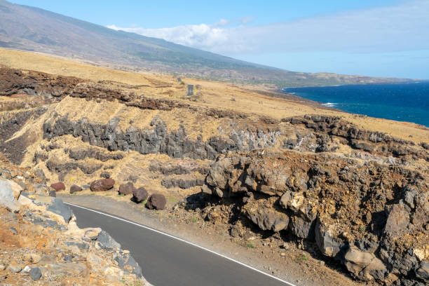 마우이 섬, 하와이, 미국에 piilani 고속도로의 보기. 라고 하나에 다시도, 고속도로 산 haleakala의 남쪽 측면을 따라 이어집니다. 아름 다운 마른 잔디, 산 및 바다입니다. - haleakala national park mountain winding road road 뉴스 사진 이미지