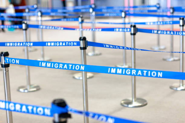 línea de la junta de inmigración - passport stamp customs document emigration and immigration fotografías e imágenes de stock