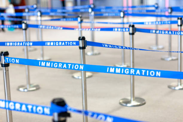 ligne de conseil d’administration de l’immigration - commercial airplane airport arrival departure board business travel photos et images de collection