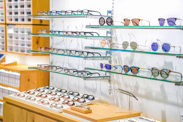 lindos óculos na prateleira de exposição - optometrist store retail glasses - fotografias e filmes do acervo