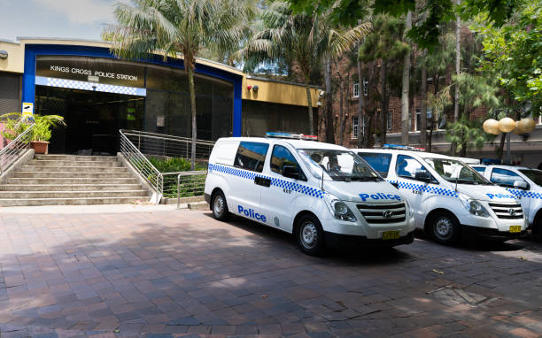 exterior view of Kings cross police station and police cars in the front in Sydney Australia 23th December 2018, Sydney NSW Australia: exterior view of Kings cross police station and police cars in the front in Sydney Australia fitzroy range stock pictures, royalty-free photos & images