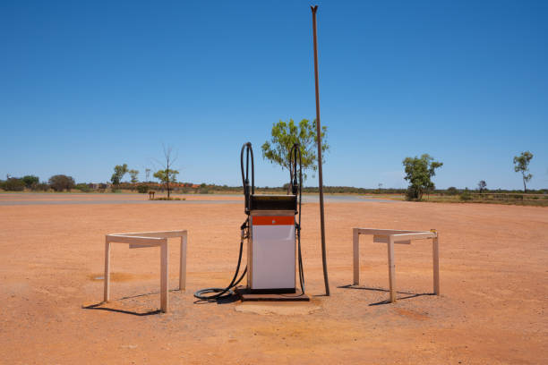 opuszczona pompa gazu spalinowego w środku pustyni w środkowej nt australia - station gasoline old fuel pump zdjęcia i obrazy z banku zdjęć