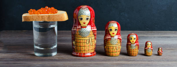 sándwiches con caviar rojo de salmón de los pescados. un vaso de vodka, matryoshka. el concepto de tradición rusa. - russian nesting doll russia doll matrioska fotografías e imágenes de stock