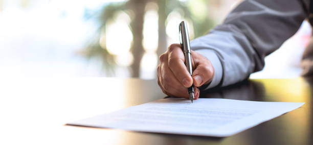 signing official document - document contract law business imagens e fotografias de stock