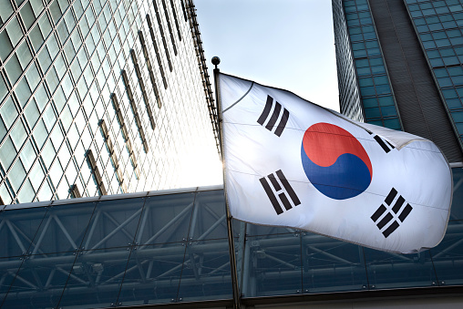 La bandera coreana colgando en un edificio. photo
