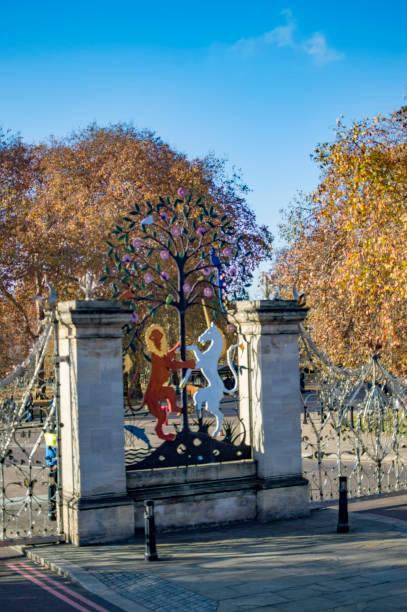 ライオンおよびロンドンのハイド ・ パークのゲートにユニコーン - london england park london hyde street ストックフォトと画像