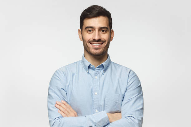 uomo d'affari sorridente in camicia blu isolata su sfondo grigio - camicia foto e immagini stock